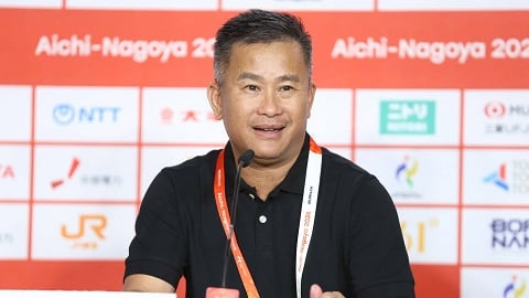 HLV Đinh Hồng Vinh tiết lộ lý do mặc áo đen, hết lời khen ngợi một cầu thủ U23 Việt Nam